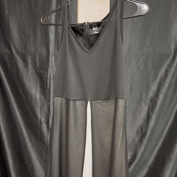 Black and White Maxi Dress with Flowing Silhouette - Picture 5 of 12